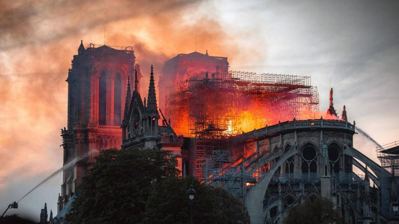 Notre-Dame v plameňoch